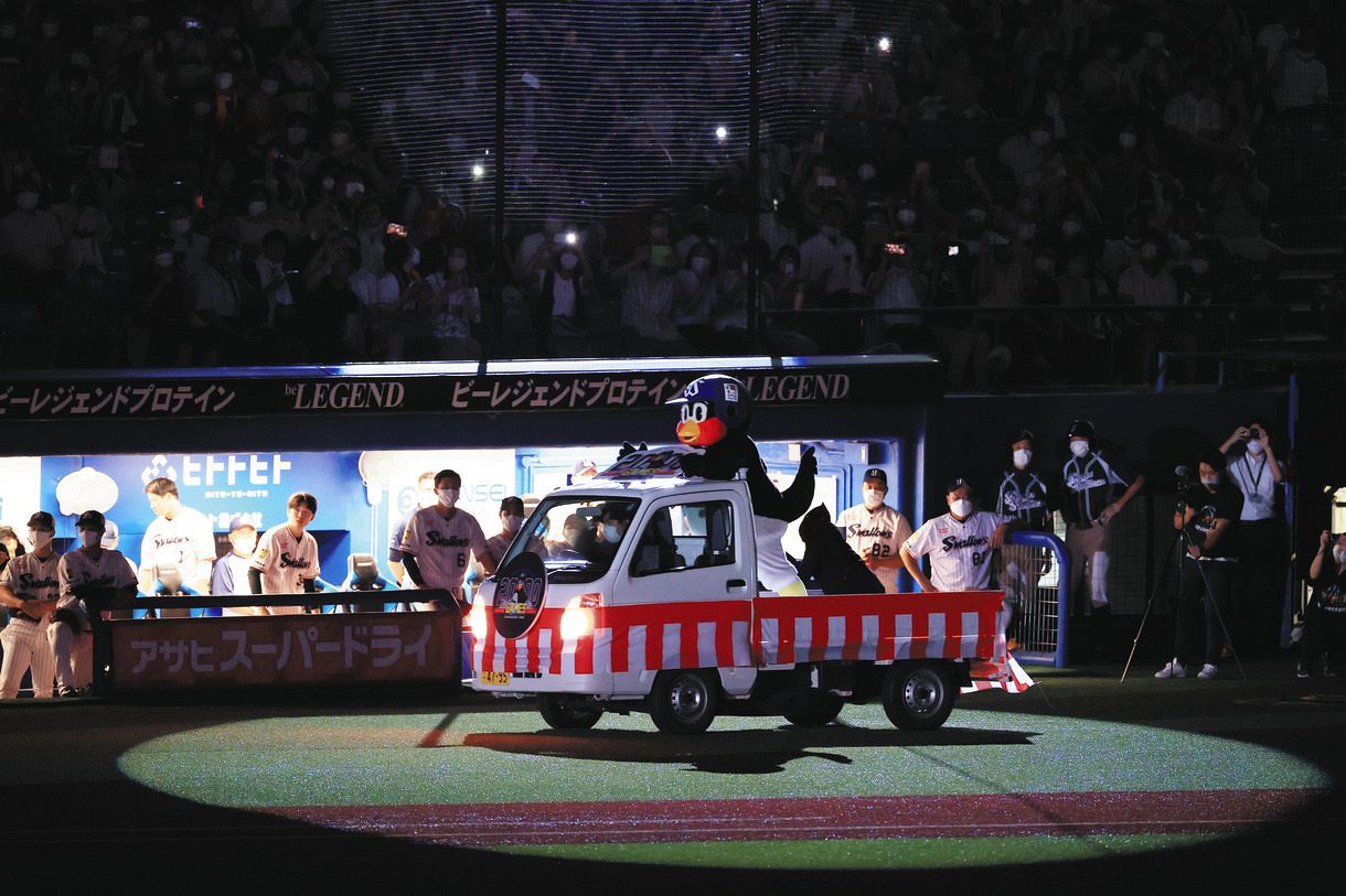 ヤクルト】つば九郎が前”鳥”未到の金字塔！主催2000試合出場達成