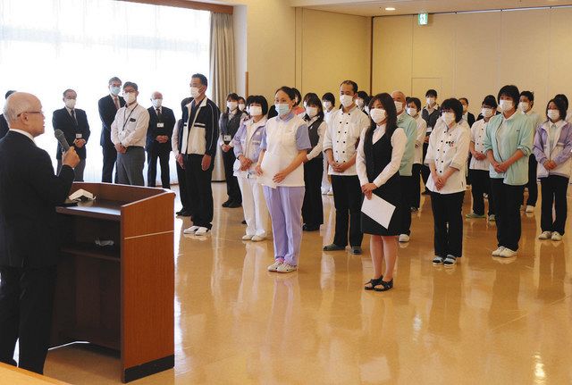 円山理事長（左）のあいさつに耳を傾ける職員ら＝いずれも七尾市千野町で