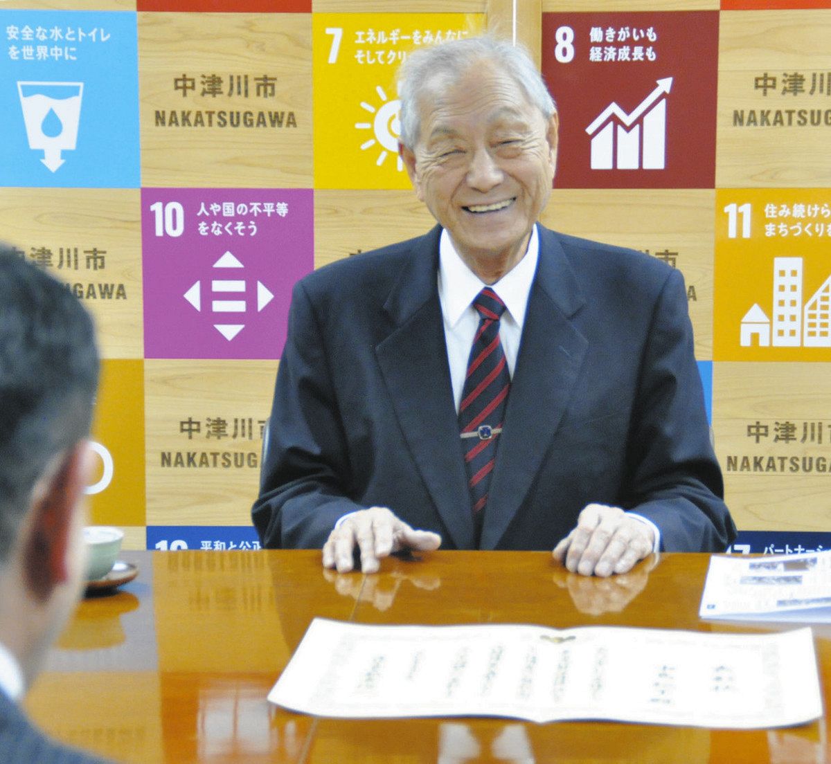 表彰を報告し、今後の抱負を語る中島さん＝中津川市役所で
