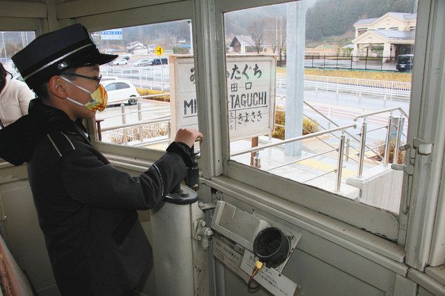 田口線　廃線記念　文鎮 田口線保存車両の運転台で記念撮影 道の駅したら：中日新聞Web