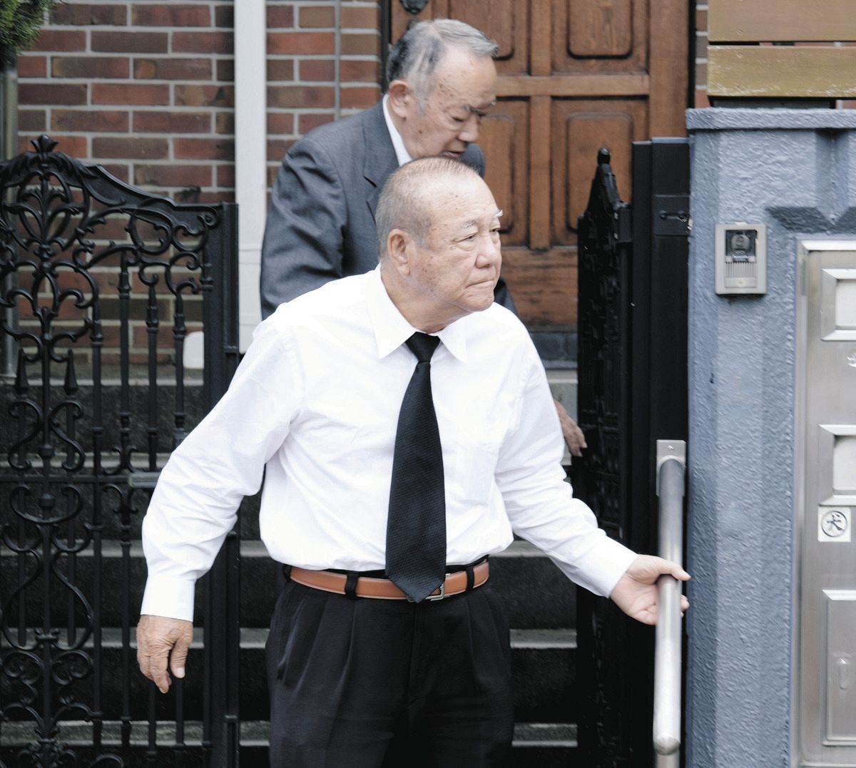 弔問に訪れた柴田勲さん。後方は元巨人軍球団オーナーの桃井恒和さん