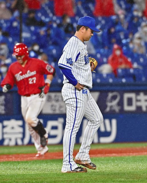 26日の広島戦で9回表1死満塁、会沢（左）に満塁本塁打を許したDeNAの山崎