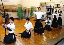 部活動編 弓道部 射型に厳しく １本 集中 中日新聞しずおかweb