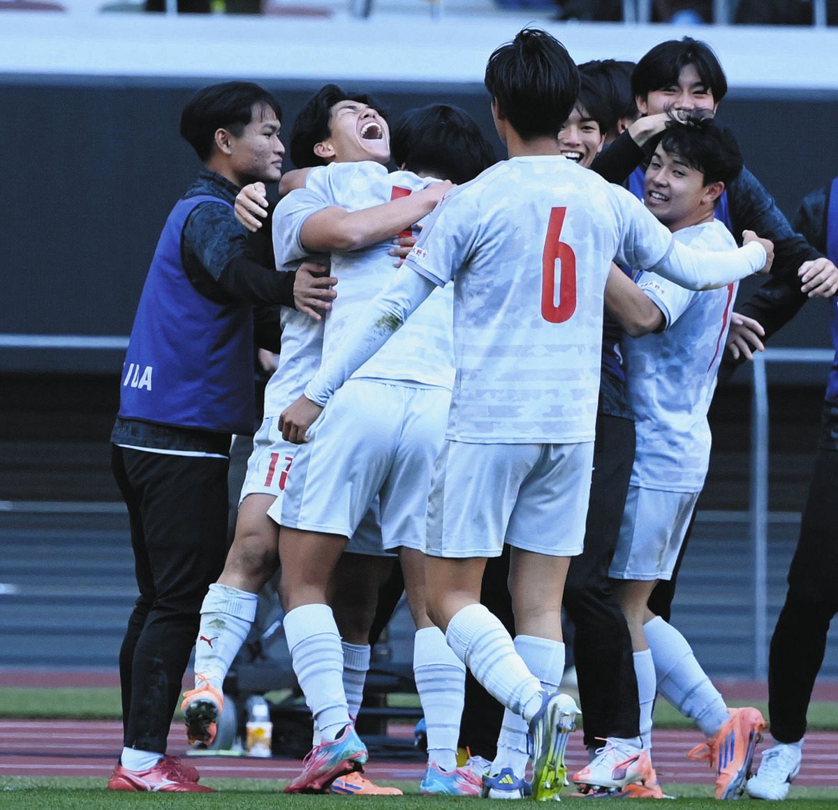 高校サッカー】神村学園、10人目まで突入したPK戦を制し「夏冬2冠」に