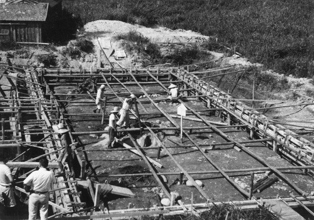 埋没林発掘とプール造成が同時に進んだ現場＝１９５３年ごろ、魚津市で（魚津埋没林博物館提供）　