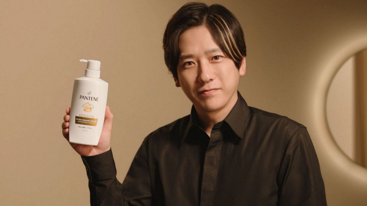 二宮和也、髪の毛の一部を金色に染め〝カリスマスタイリスト〟に変身