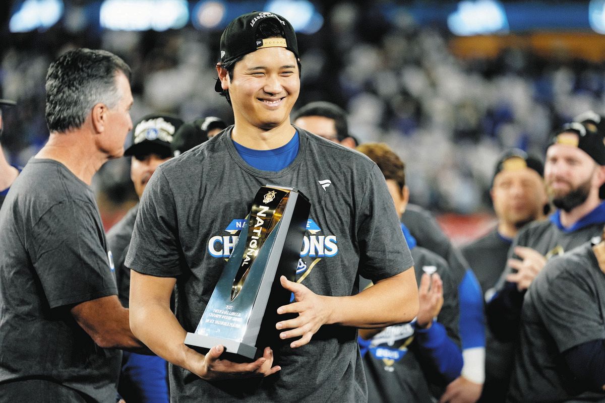 【記念出品】大谷選手　PO史上初二刀流出場決定！等身大パネルスタンド 大谷翔平選手の二刀流復活を記念して、試合での雄姿とサインが