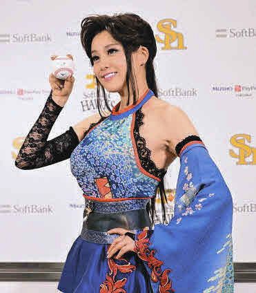 藤原紀香、人生初のノーバン投球に大喜び「もう少しスピードをつけたい