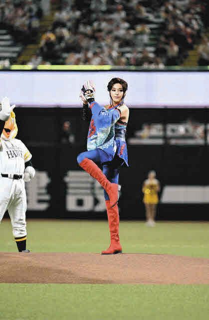 藤原紀香、人生初のノーバン投球に大喜び「もう少しスピードをつけたい