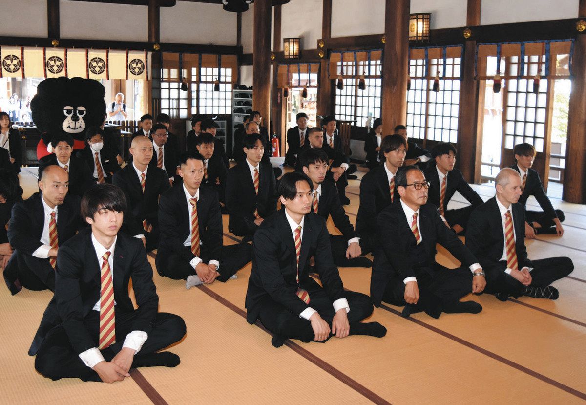 尾州スーツでSVリーグ必勝祈願 一宮・真清田神社でウルフ