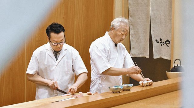 同じ板場に立って料理に励む伊藤和美さん（右）と達也さん＝坂井市の日本料理いたやで