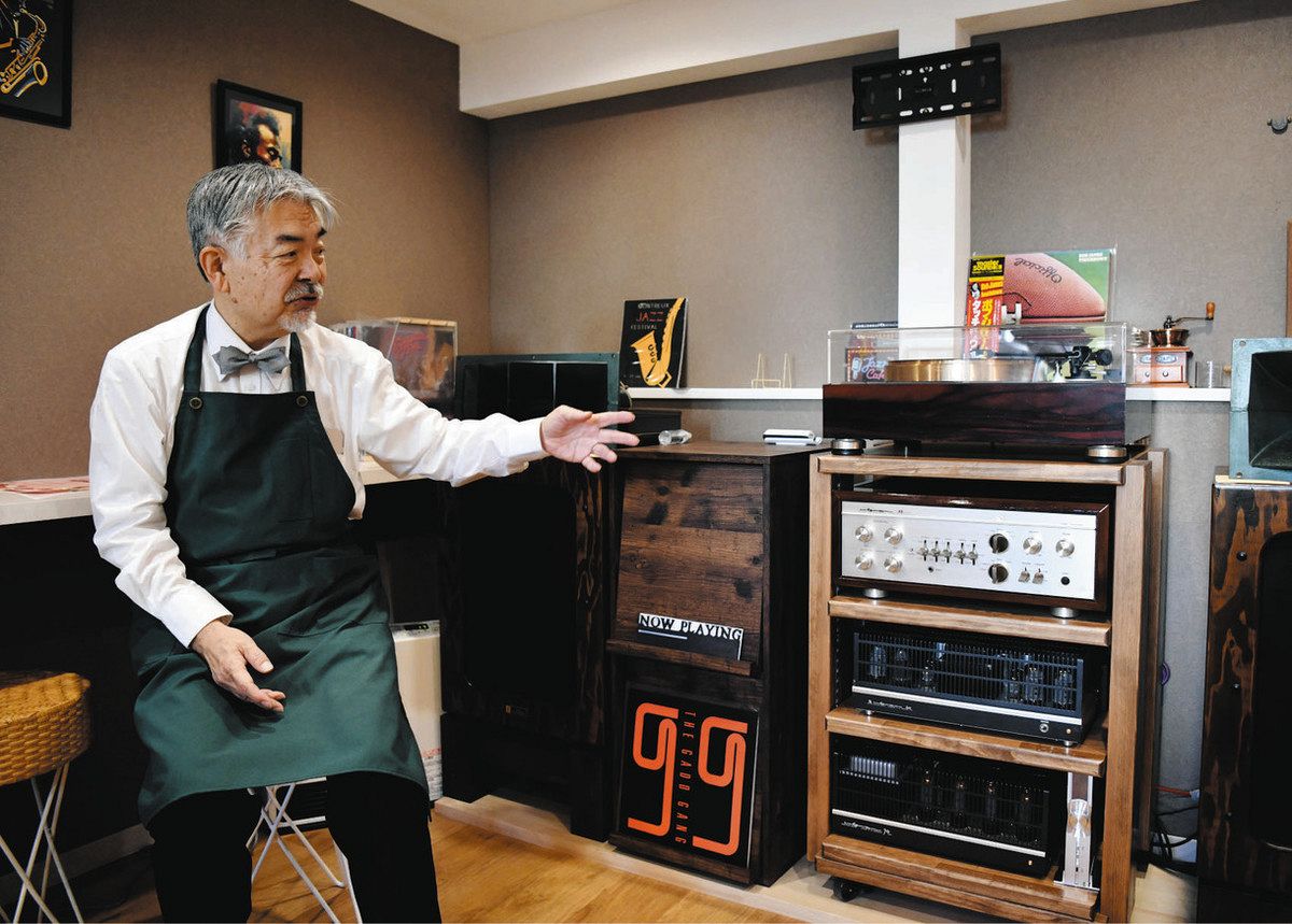 長年の夢かなえジャズカフェ開店 大垣の西村さん、客とレコード談義