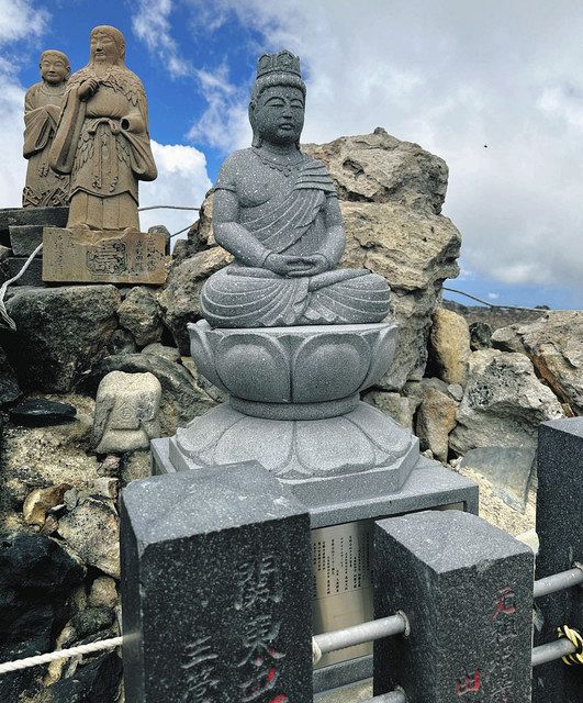 小さな神社の石像！ - その他