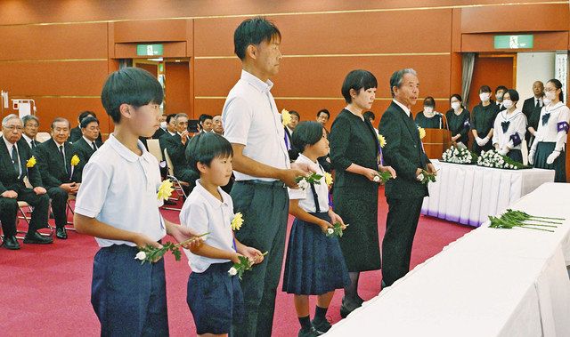 平和の尊さ、語り継ぎたい」 福井市戦没者追悼式で遺族が献花：中日新聞Web