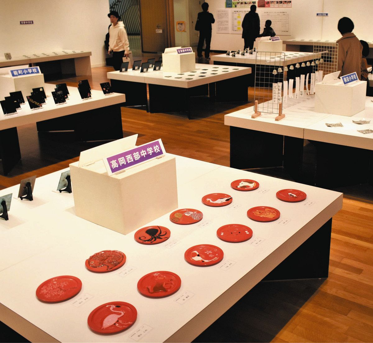 小中生 伝統の銅器・漆器に挑戦 高岡市美術館で作品展:北陸中日新聞Web