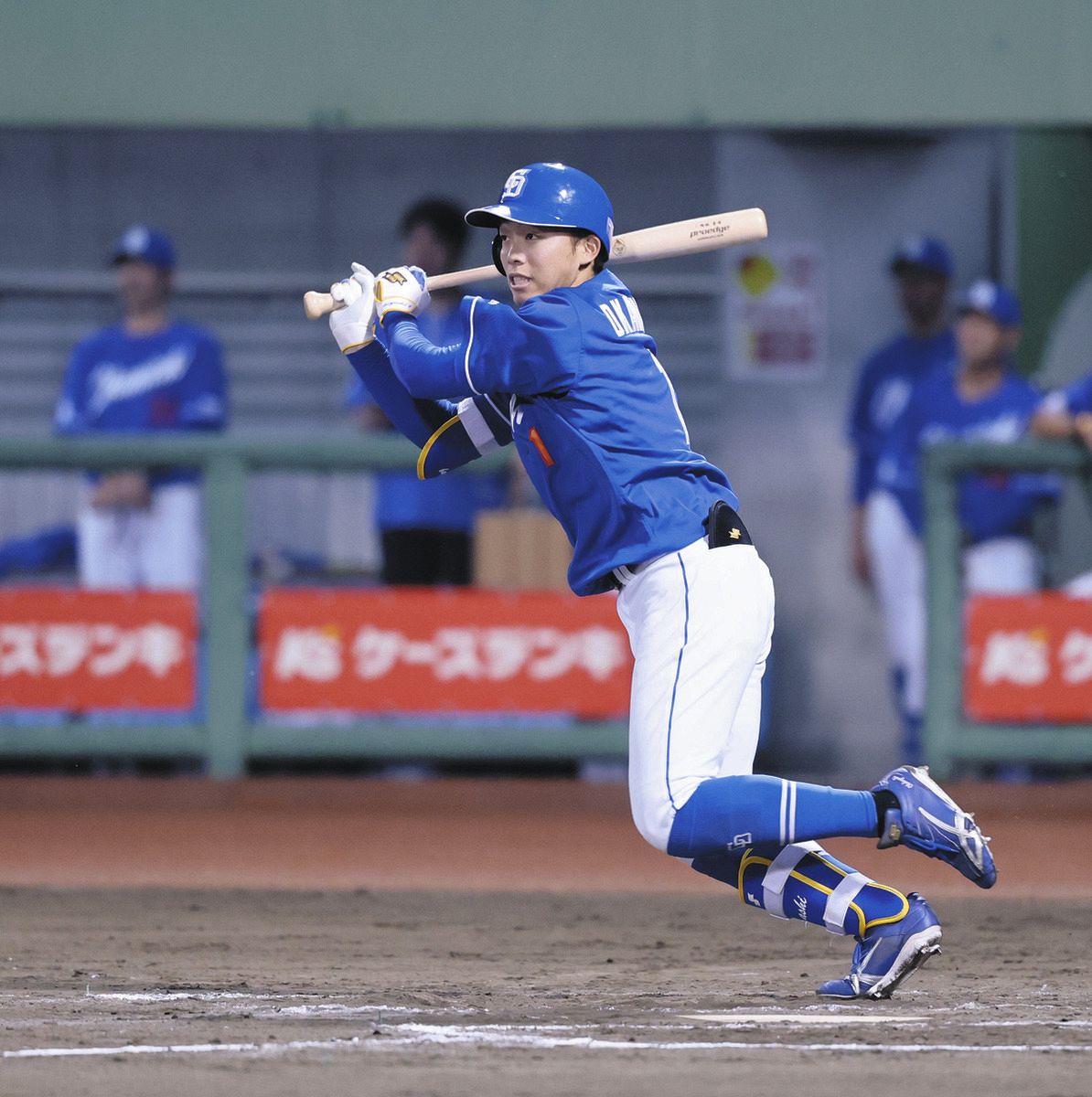 ７回表２死一、三塁、岡林が左前に同点打を放つ