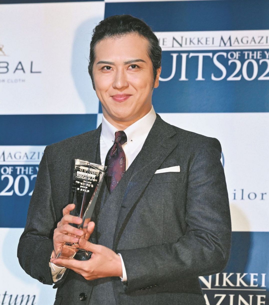 ダークグレーのスーツでキメた尾上松也、「SUITS OF THE YEAR」授賞式