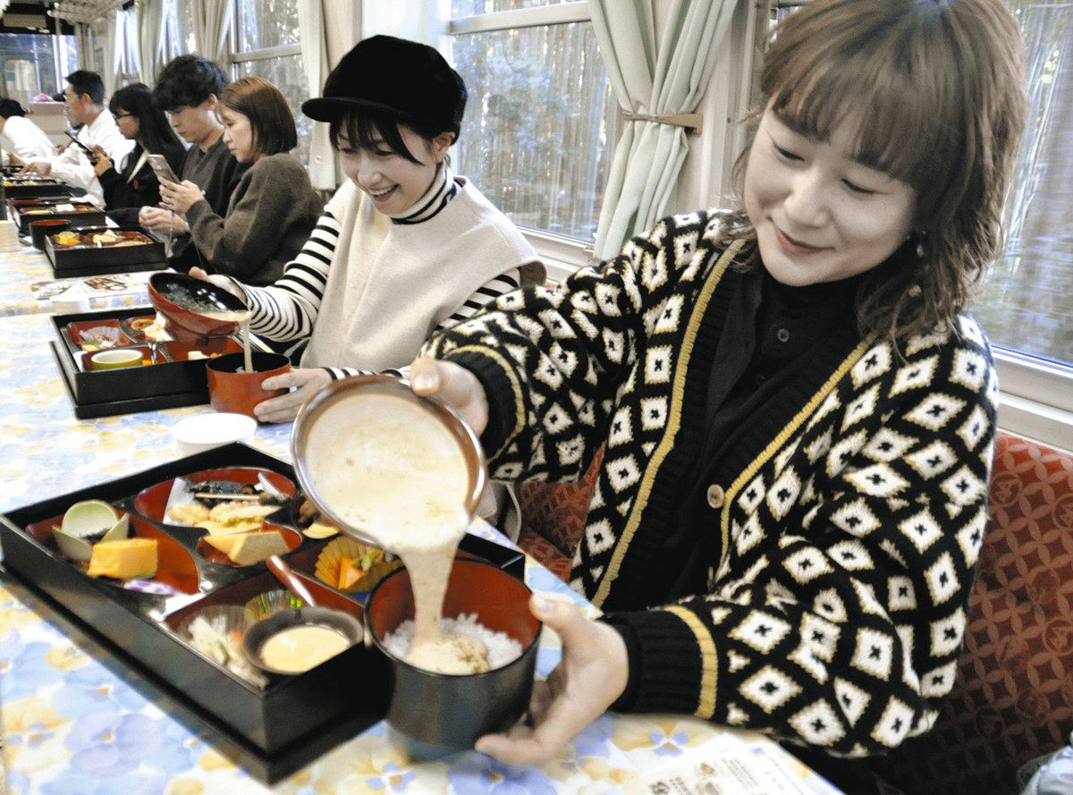 自然薯を味わう乗客たち＝恵那市で
