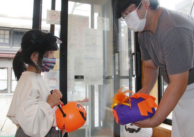 ハロウィーン お菓子に笑顔 大野 七間通りで 合言葉 電動カーで受け取り 日刊県民福井web