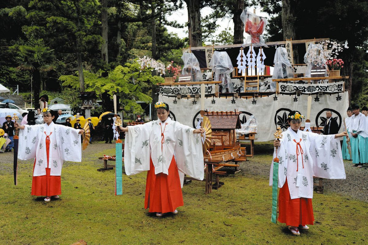 五穀豊穣願う 神輿や神楽 二上射水神社 春季例大祭：北陸中日新聞Web