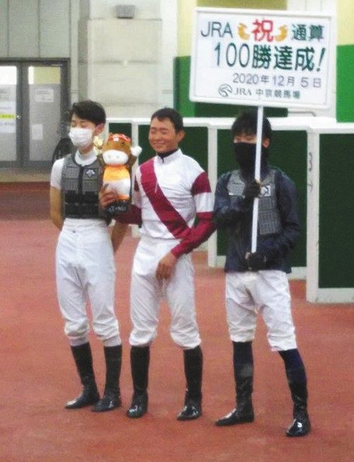 中京１Ｒをバイオレットジンクに騎乗して１着となり、ＪＲＡ通算１００勝を達成した岩田望