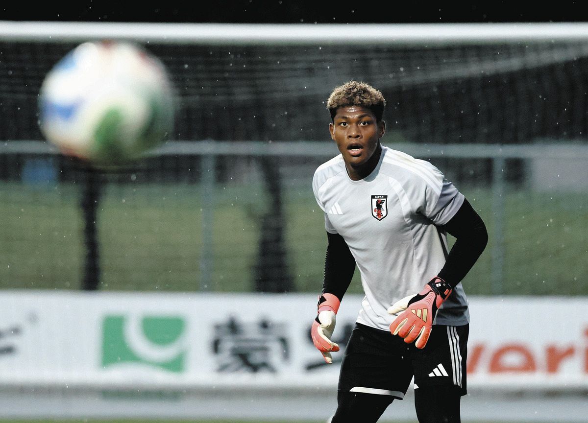 日本代表の敵はピッチにも！？GK鈴木彩艶は「ボールが弾む」 MF中村敬
