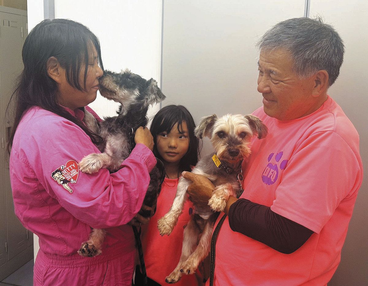 タルトを抱く米山博美さん（左）。右側はマロン＝静岡市葵区で