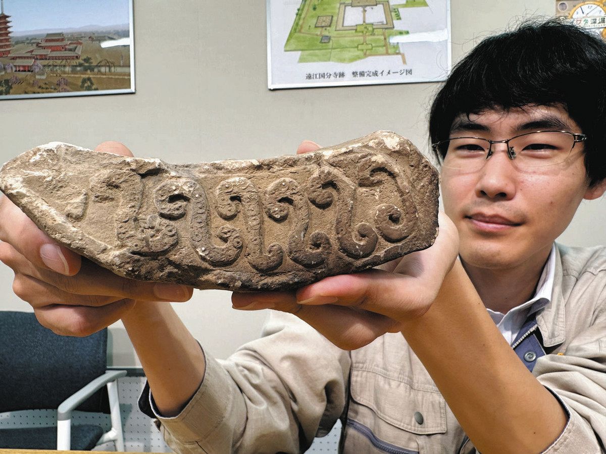 中国　唐時代　瓦硯　発掘品　木箱付　送料込み250602 屋根瓦に新種の模様、唐草の内側に蓮子 74年前、磐田・遠江国分寺跡で