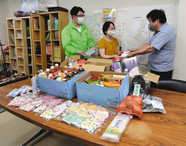 マスクや食料品を寄贈するＪＡ金沢中央の南野啓子女性部長（中）、吉道渉青壮年部長（左）ら＝金沢市新神田で 