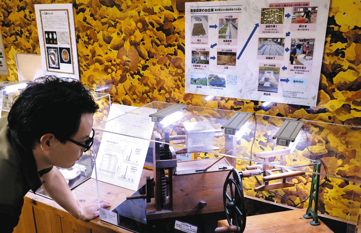 往年の製糸用の機械も展示している＝磐田市竜洋昆虫自然観察公園で