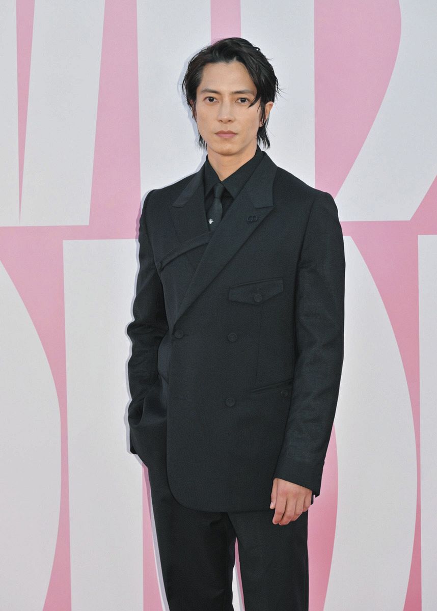 山下智久「本国からいろんな物を取り寄せて…」ブラックのスーツまとい