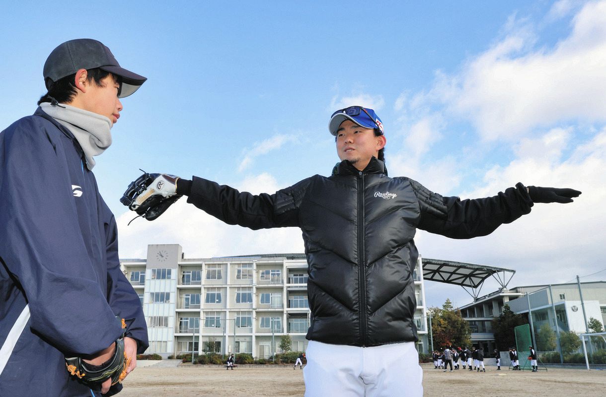 中学生に投球のアドバイスをする小笠原