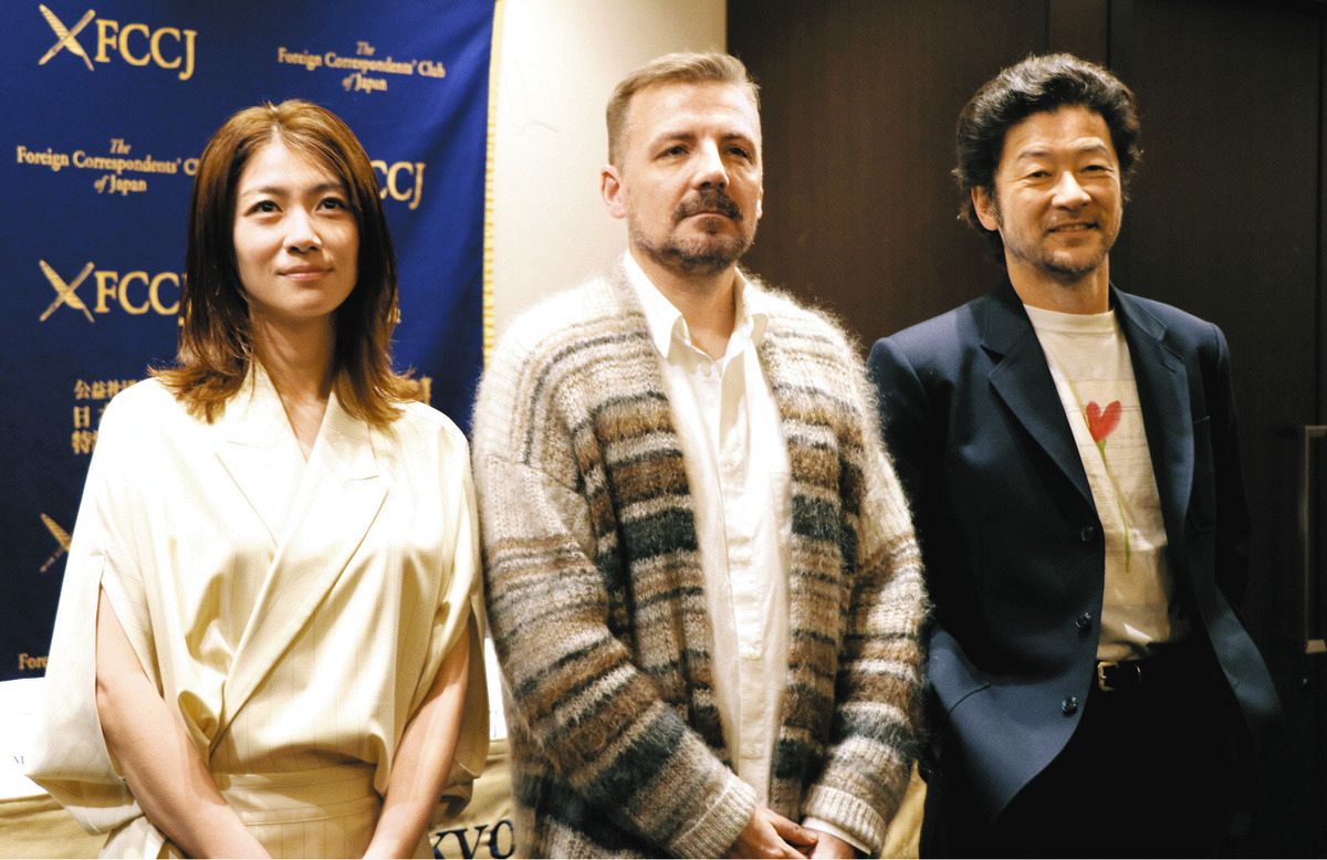 登壇した（左から）瀧内公美、マーク・ギル監督、浅野忠信