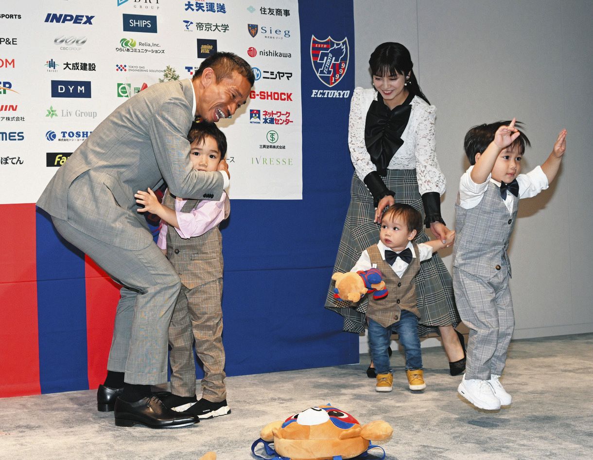 長友佑都 W杯4度目会見 に妻 平愛梨がサプライズ出席 息子たちは大はしゃぎ 日本代表 中日スポーツ 東京中日スポーツ