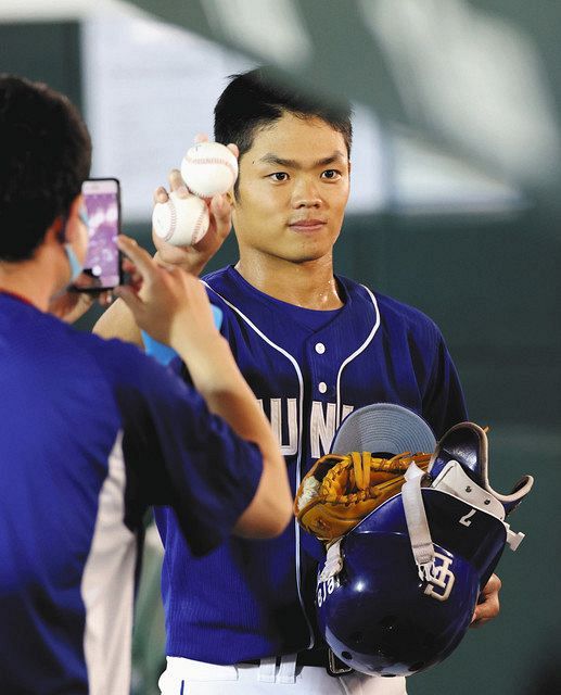 写真】プロ初ヒットの根尾が記念写真：中日スポーツ・東京中日スポーツ