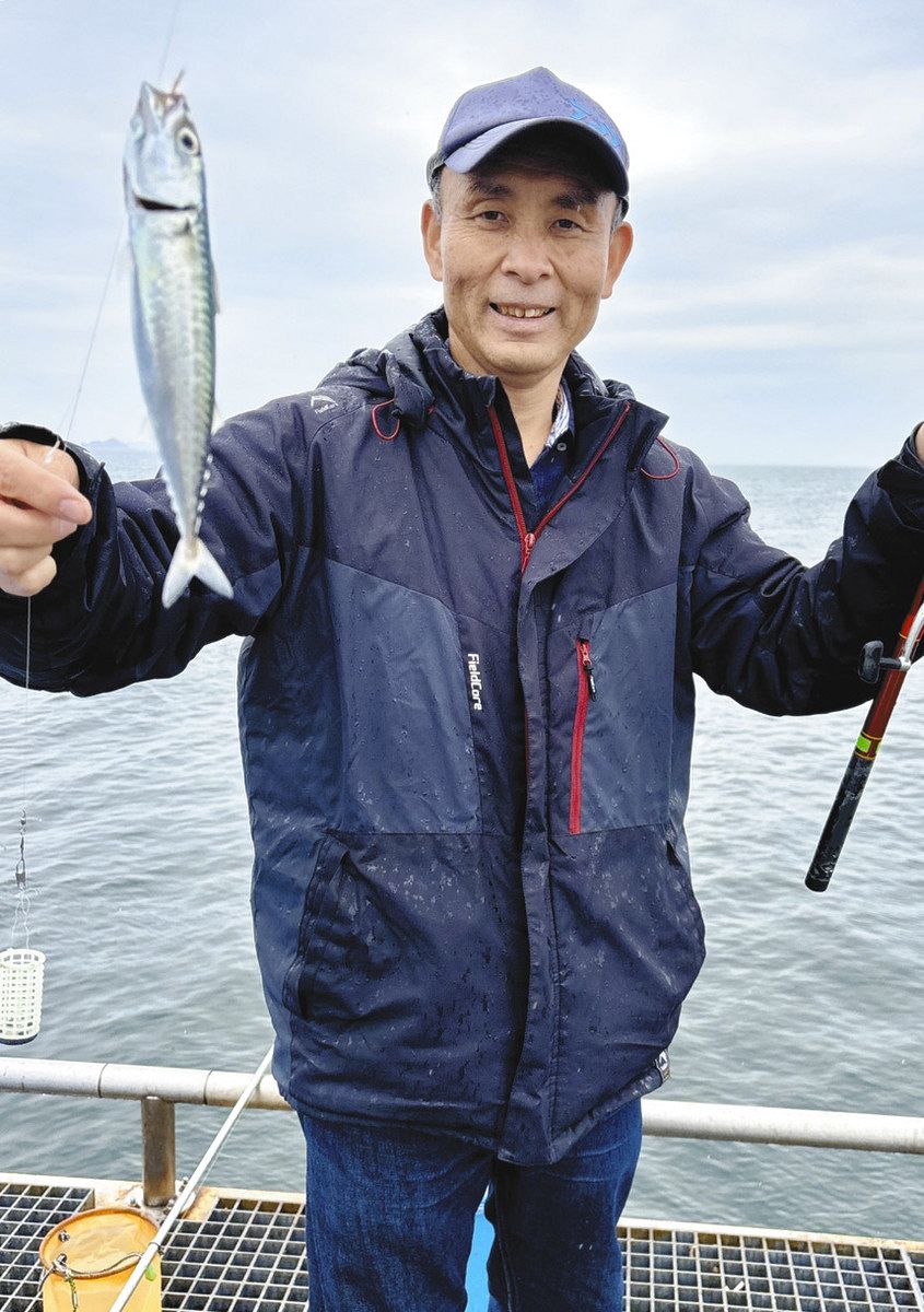 サビキに掛かったサバを見せる筆者
