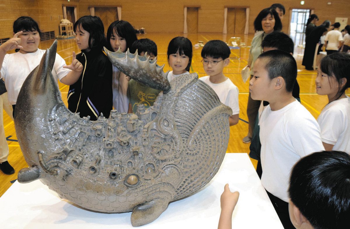 モムカが七宗にやってきた 県現代陶芸美術館が作品持ち込み、神渕小中