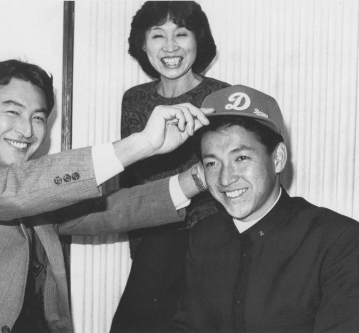 中日入団が決まり笑顔の立浪和義。後ろは母の好子さん。左は中田スカウト＝1986年11月