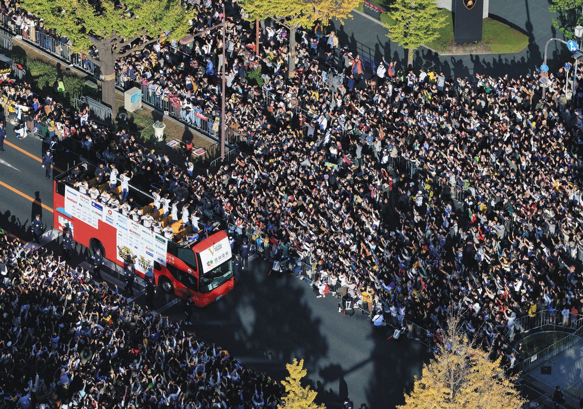 大阪・御堂筋で行われた阪神の優勝パレード