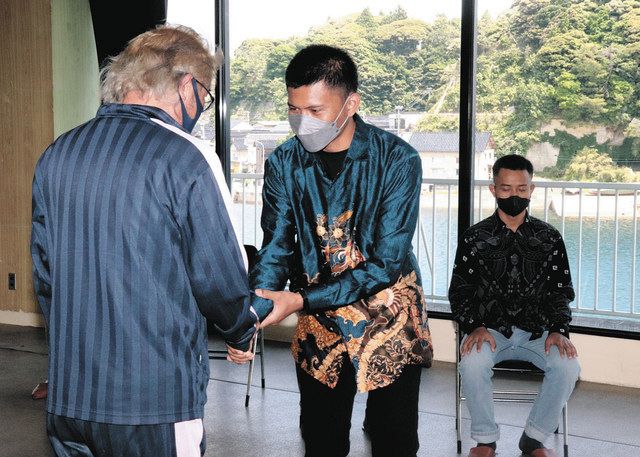 イカ釣り実習生 待ってた インドネシアの８人 小木支所で歓迎会 北陸中日新聞web