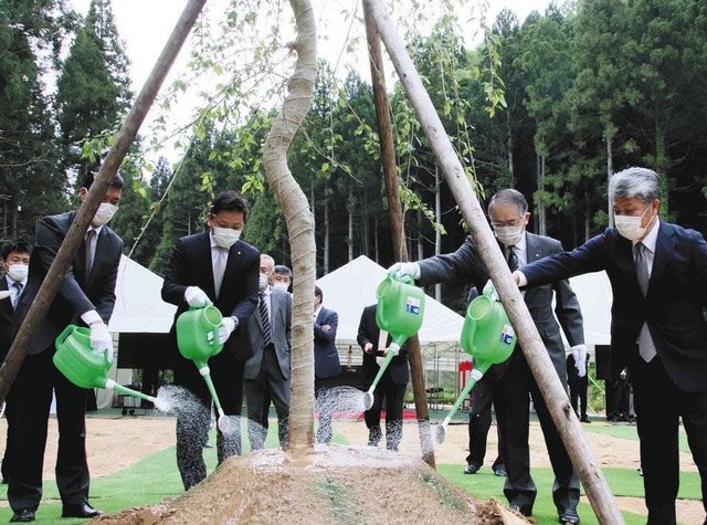さくらの広場 が開所 小松 遊泉寺パーク 桜を植樹 北陸中日新聞web