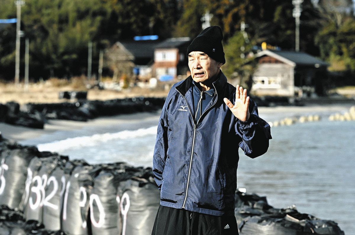 æ´¥æ³¢ã§è‡ªå®…ãŒå…¨å£Šã—ãŸå®®æœ¬åƒé¶´é›„ã•ã‚“ã€‚é«˜å°ã¸ã®ç§»è»¢ã‚’å¸Œæœ›ã—ã¦ã„ã‚‹ï¼çŸ³å·çœŒèƒ½ç™»ç”ºç™½ä¸¸ã§ï¼ˆæ½Ÿæ²¼ç¾©æ¨¹æ’®å½±ï¼‰
