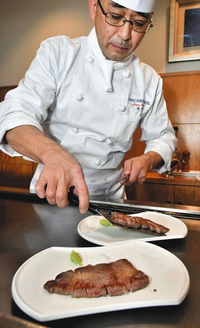 牛ロース肉のステーキを鉄板で焼く洋食料理長の清野さん＝大垣市の大垣フォーラムホテルで 