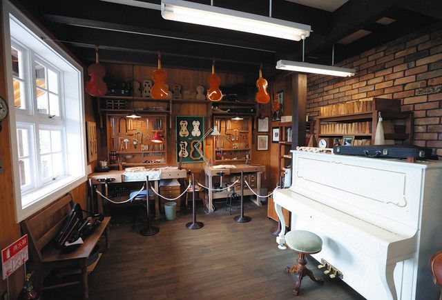 耳をすませば』地球屋 工房のバイオリンに「Seiji Amasawa」の名