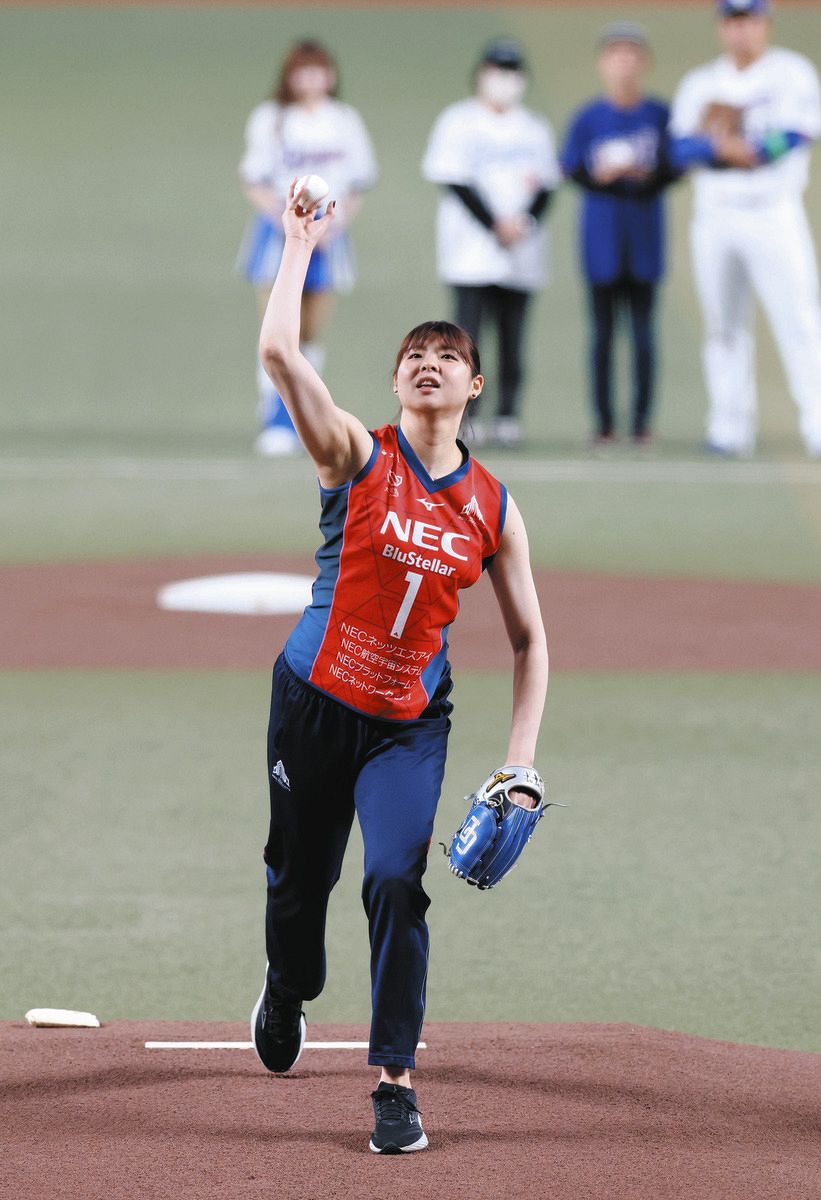 写真】バレー女子日本代表・山田二千華、きれいなフォームで始球式：中