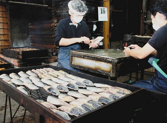 カツオの生節作り、１カ月半ぶり再開 尾鷲・大瀬勇商店：中日新聞Web