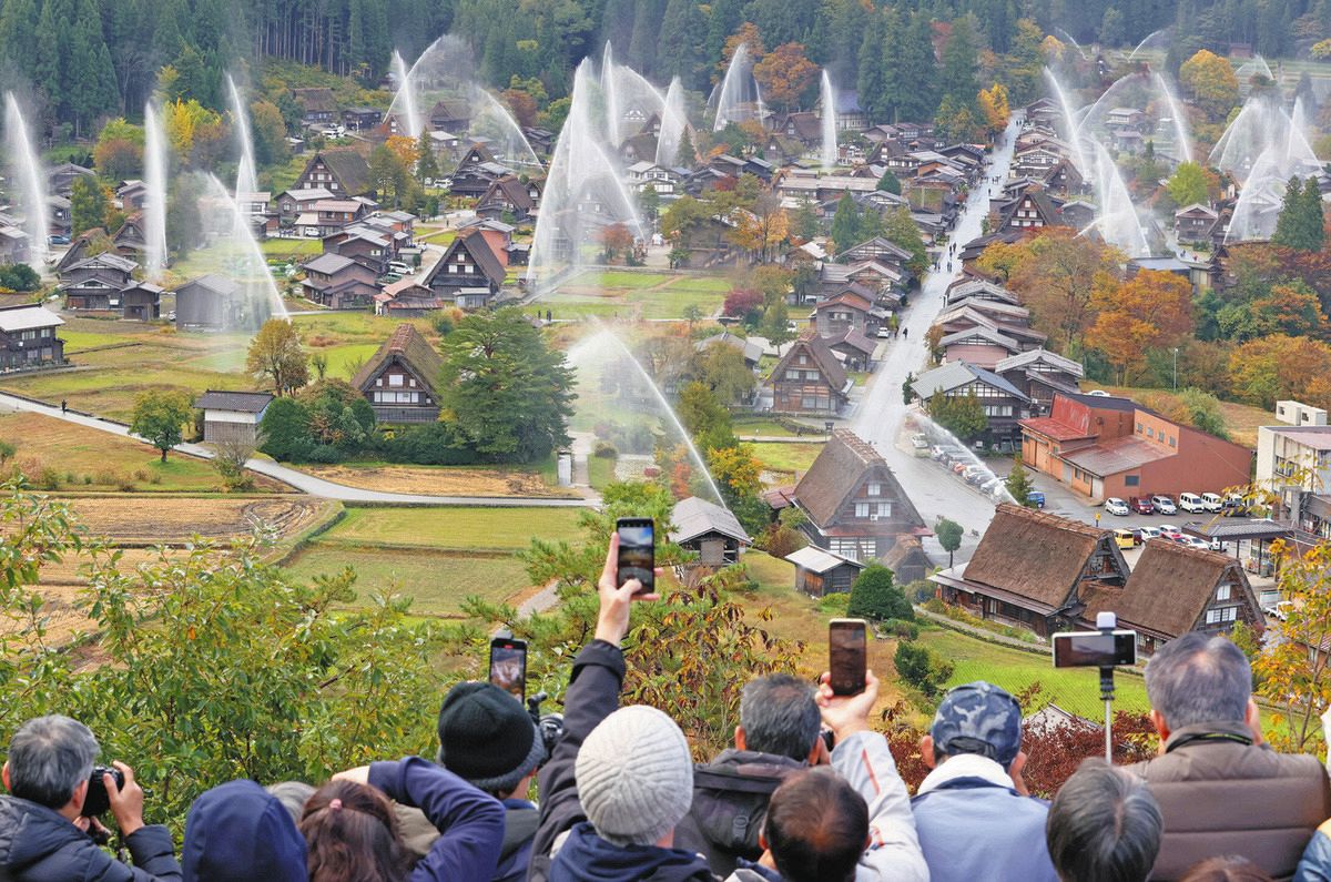 世界遺産の白川郷で放水訓練、紅葉と水のカーテンが競演：中日新聞Web