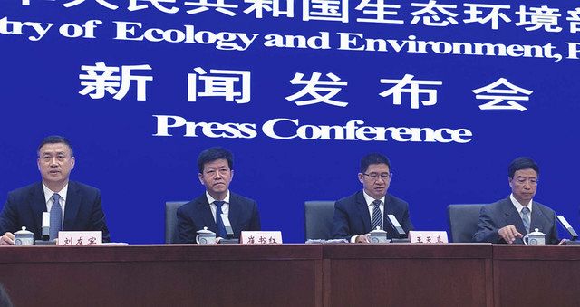 ９月２３日に、北京の中国政府生態環境省で開かれたＣＯＰ１５についての会見で、「愛知目標を教訓に長期目標を策定する」と展望を語る崔書紅・自然生態保護局長（左から２人目）ら＝坪井千隼撮影 
