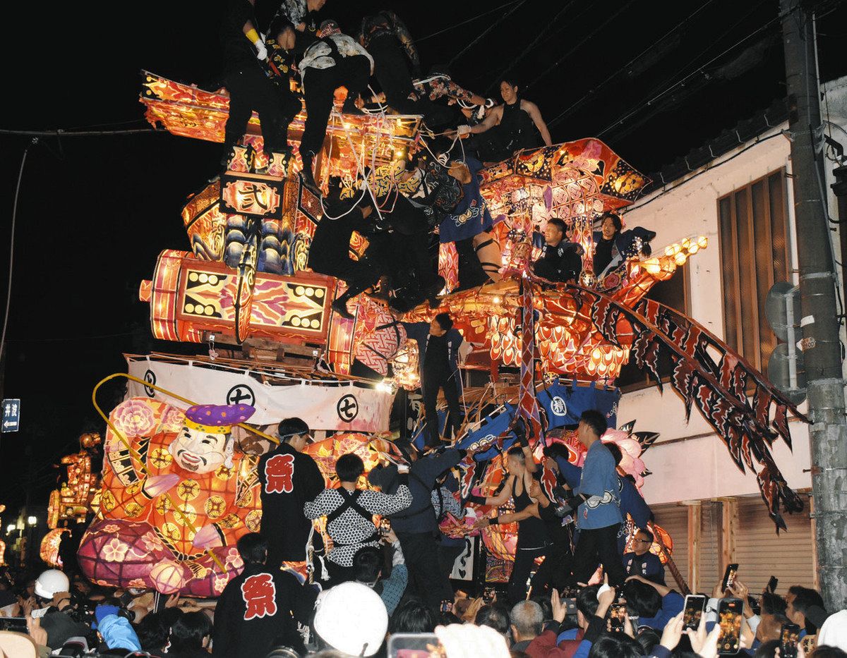 大行燈 引き合い 感壊 福野夜高祭 宵祭り：北陸中日新聞Web