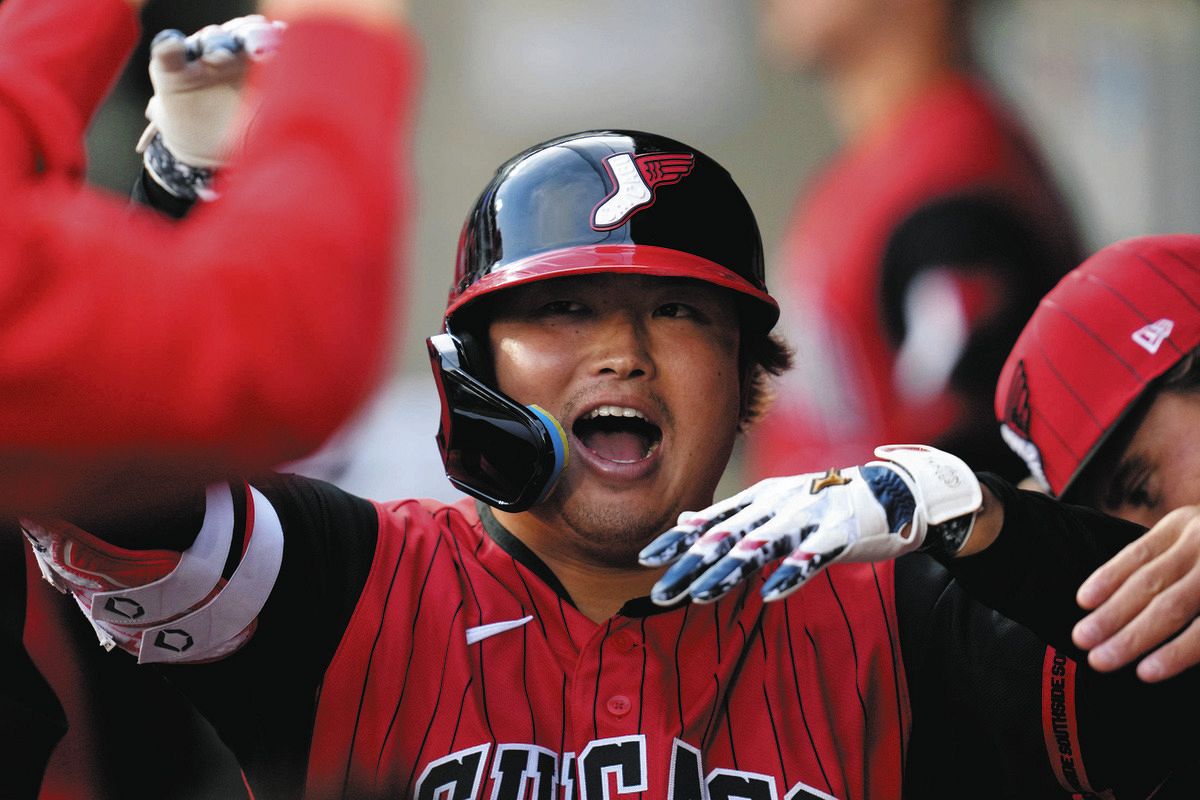 村上宗隆、ジャッジに並んだ15号 逆方向アーチで投手ぼう然 63発ペース 